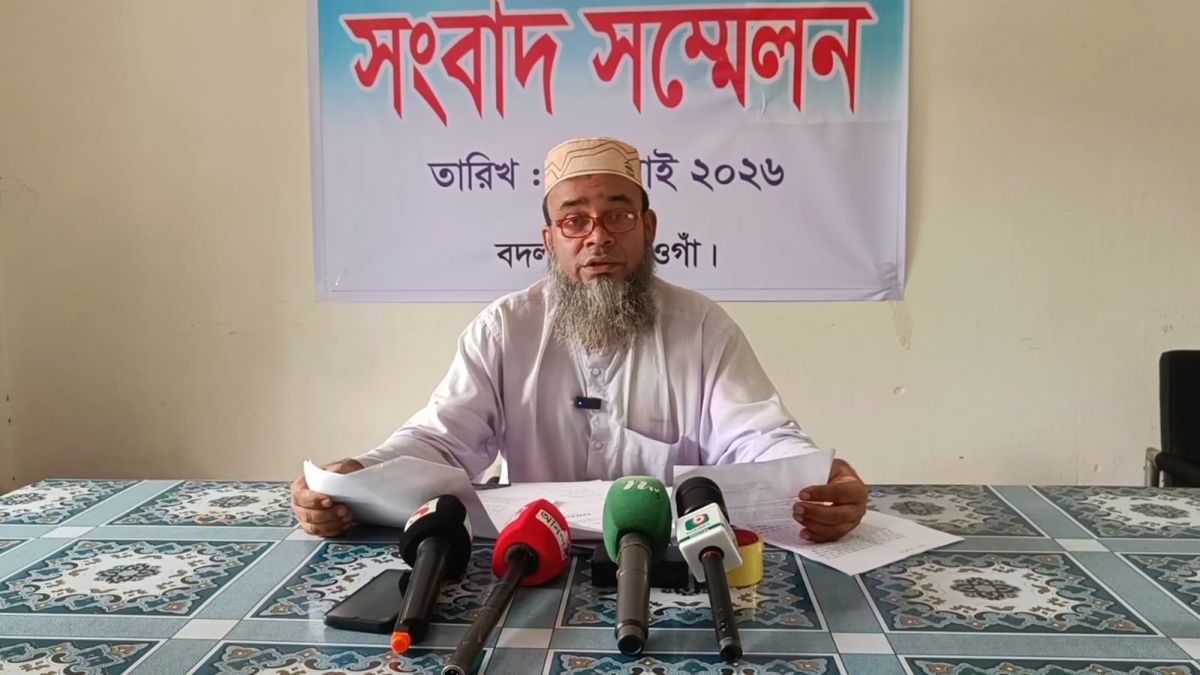 রায় হাতে নিয়েও মাদ্রাসায়  ঢুকতে পারলেন না অধ্যক্ষ