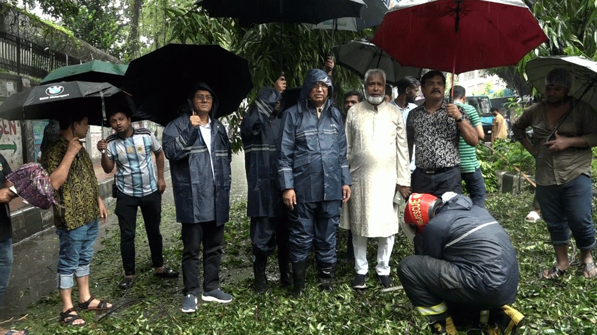 টানা ভারী বর্ষণে জলাবদ্ধতা নিরসনে ভোর থেকেই মাঠে ডিএসসিসি