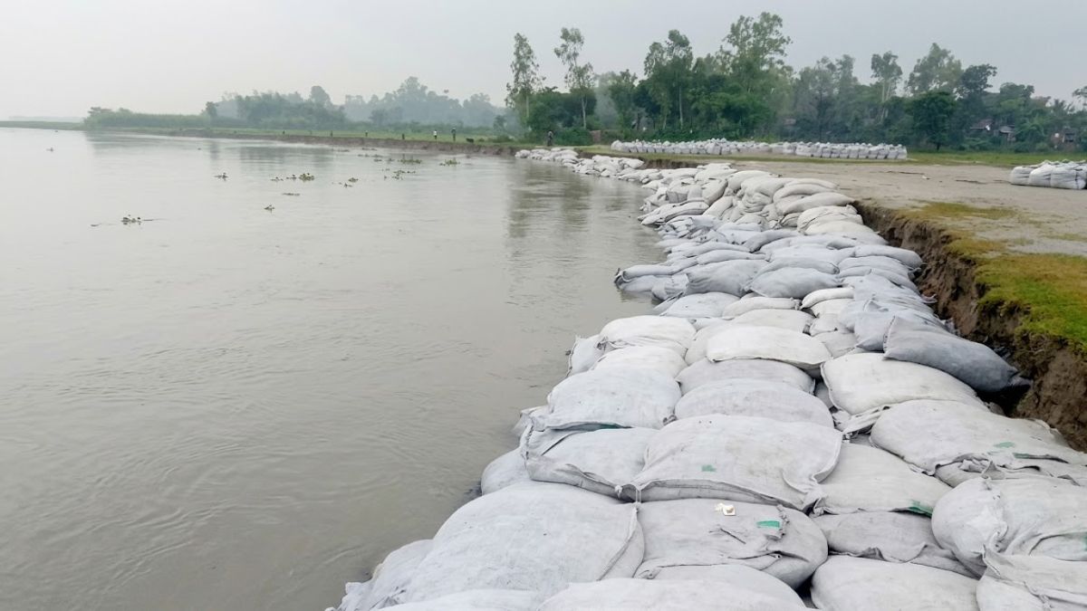 বগুড়ায় বিপৎসীমার কাছাকাছি যমুনার  পানি আতঙ্কে নদীপাড়ের মানুষ