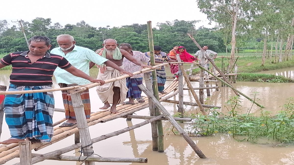 সখীপুরে দুই গ্রামের মানুষের   একমাত্র ভরসা ঝ সাঁকো