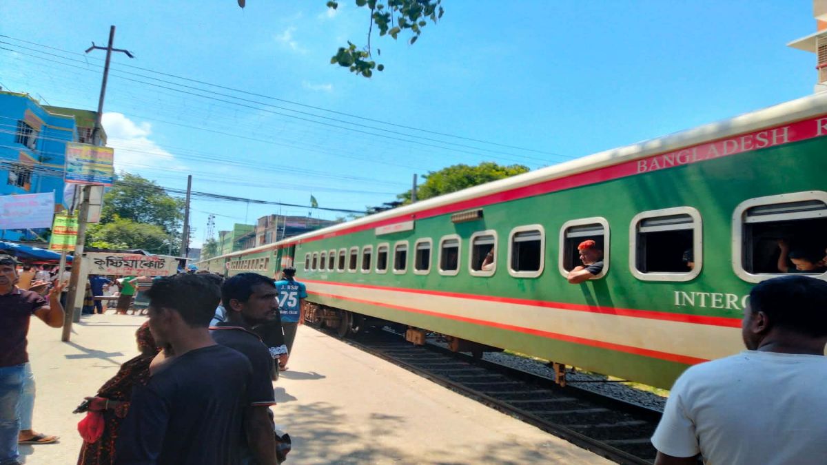 কুষ্টিয়ায়  বাবা-ছেলেকে ছুরিকাঘাত   সুন্দরবন  ট্রেন আটকে বিক্ষোভ