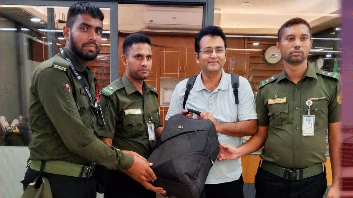 আনসারের দায়িত্বশীল ভূমিকায় বিমানবন্দরে ব্যাগ ফিরে পেলেন প্রবাসী