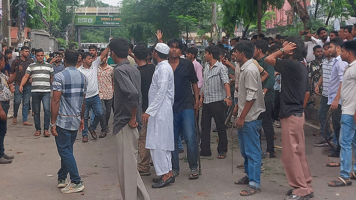জবিতে ছাত্রদল-ছাত্রশিবির সংঘর্ষ, আহত ১৫