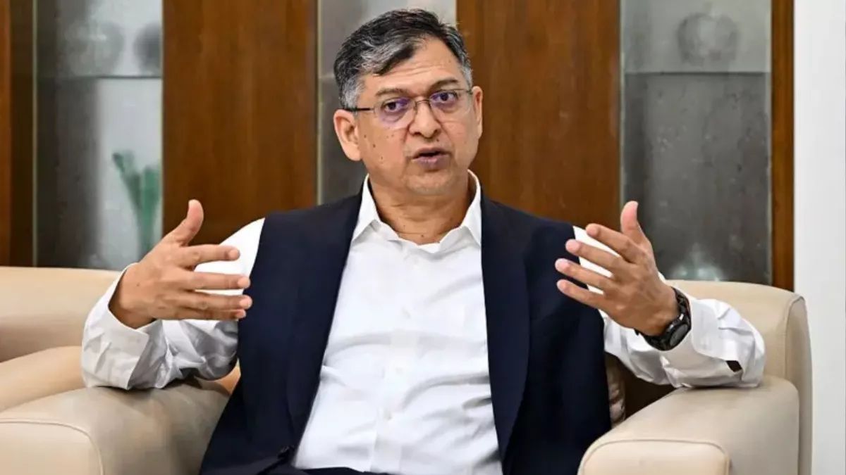 শেখ হাসিনাকে সংবাদ সম্মেলন করার সুযোগ ভারত কেন দিল