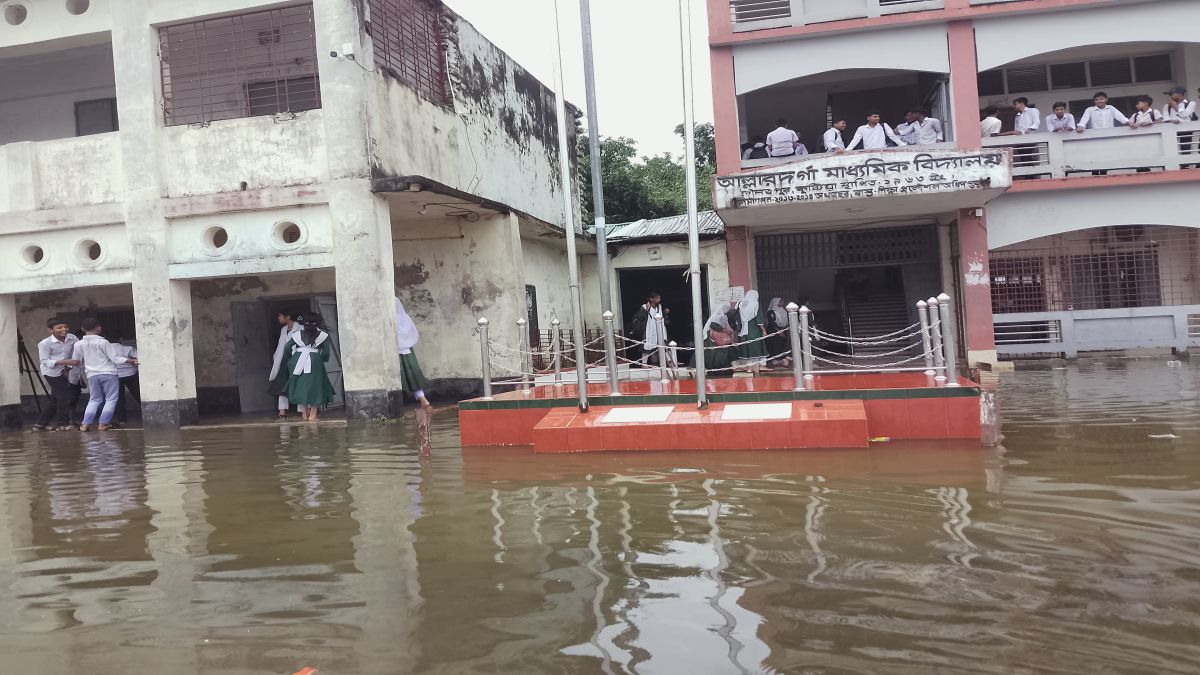 কুষ্টিয়ায়  স্কুেল হাঁটু পানি  ব্যাহত শিক্ষা কার্যক্রম
