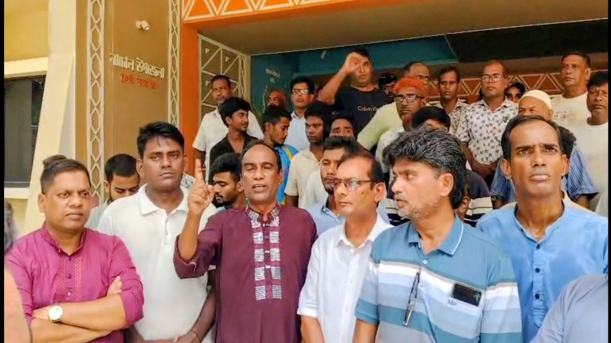 ফ্যামিলি কার্ড শুমারিতে অনিয়মের অভিযোগ, সরকারি অফিসে তালা