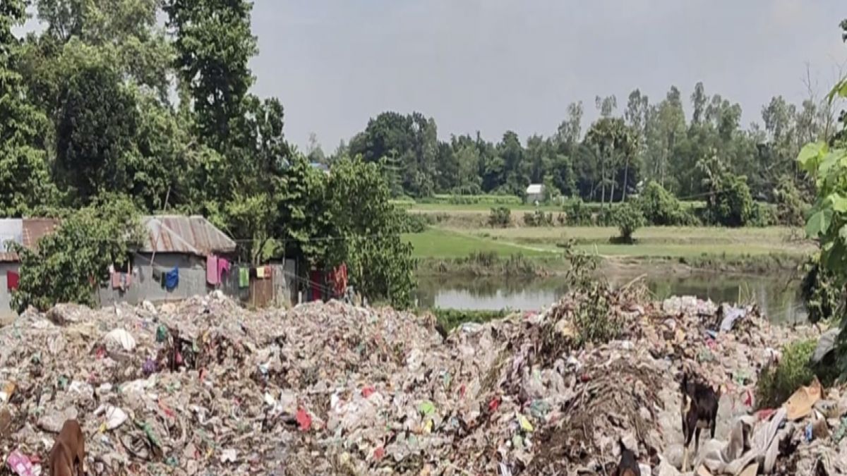 শেরপুরে করোতোয়া নদী ভরে  গেছে   পৌরসভার ময়লার ভাগাড়ে
