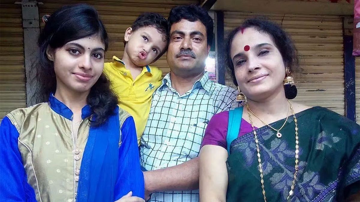 পাশাপাশি চিতায় শিক্ষক গণপতি দম্পতি ও দুই সন্তানের শেষকৃত্য
