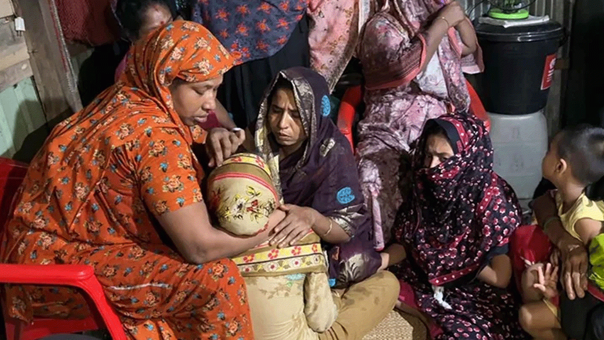 বঙ্গোপসাগরে ট্রলার ডুবে নিখোঁজ ৫ জেলে মারা গেছেন