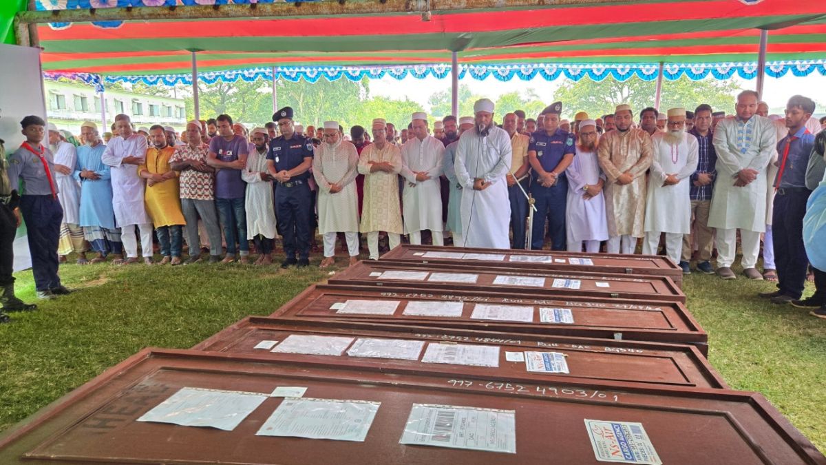 নওগাঁয় সাত প্রবাসীর একসঙ্গে জানাজা সম্পন্ন