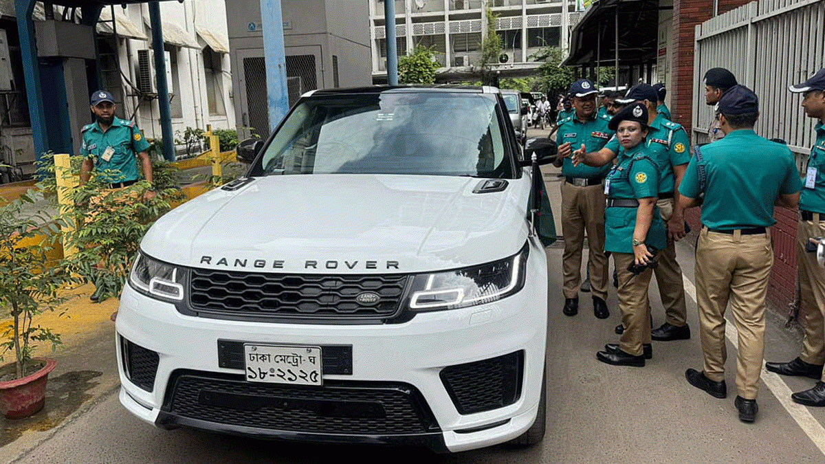 মন্ত্রী মিল্লাতের গাড়ি উল্টোপথে, মামলা দিল পুলিশ