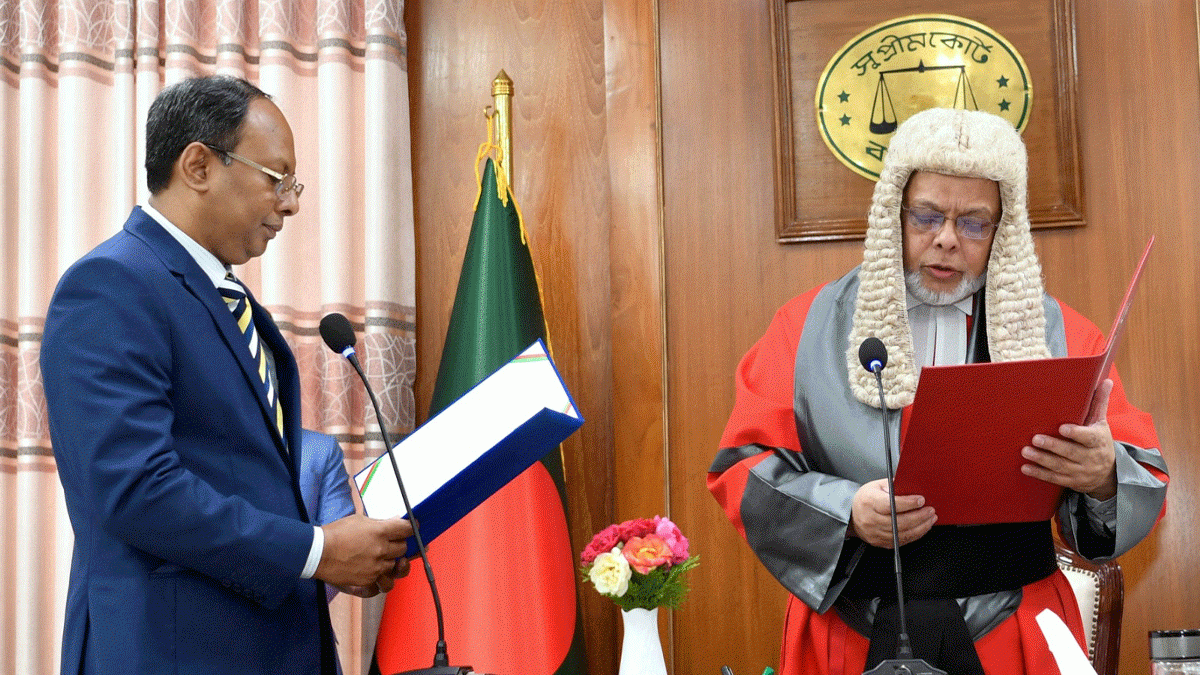 পিএসসির চেয়ারম্যান হিসবে শপথ নিলেন নাজমুজ্জামান ভূঁইয়া
