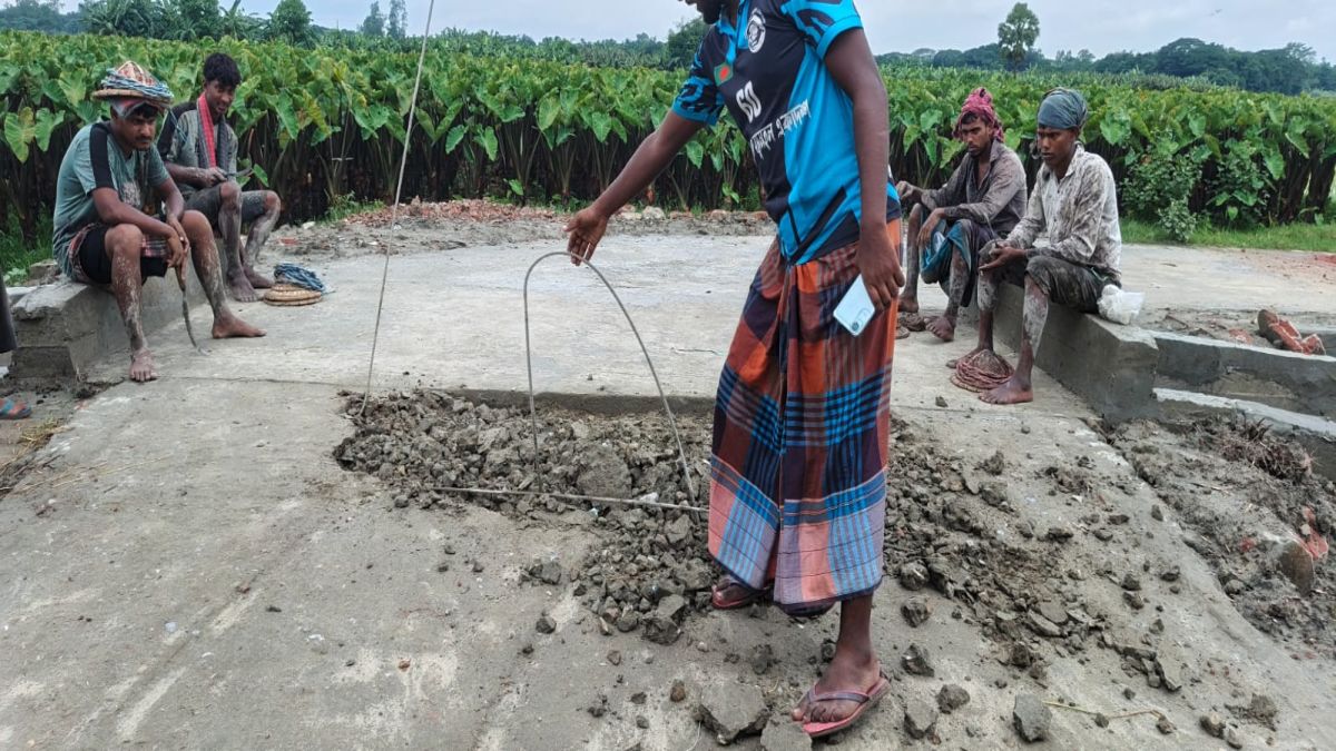 কুলিয়ারচরে নিম্নমানের সামগ্রী   দিয়ে আরসিসি রাস্তার কাজ