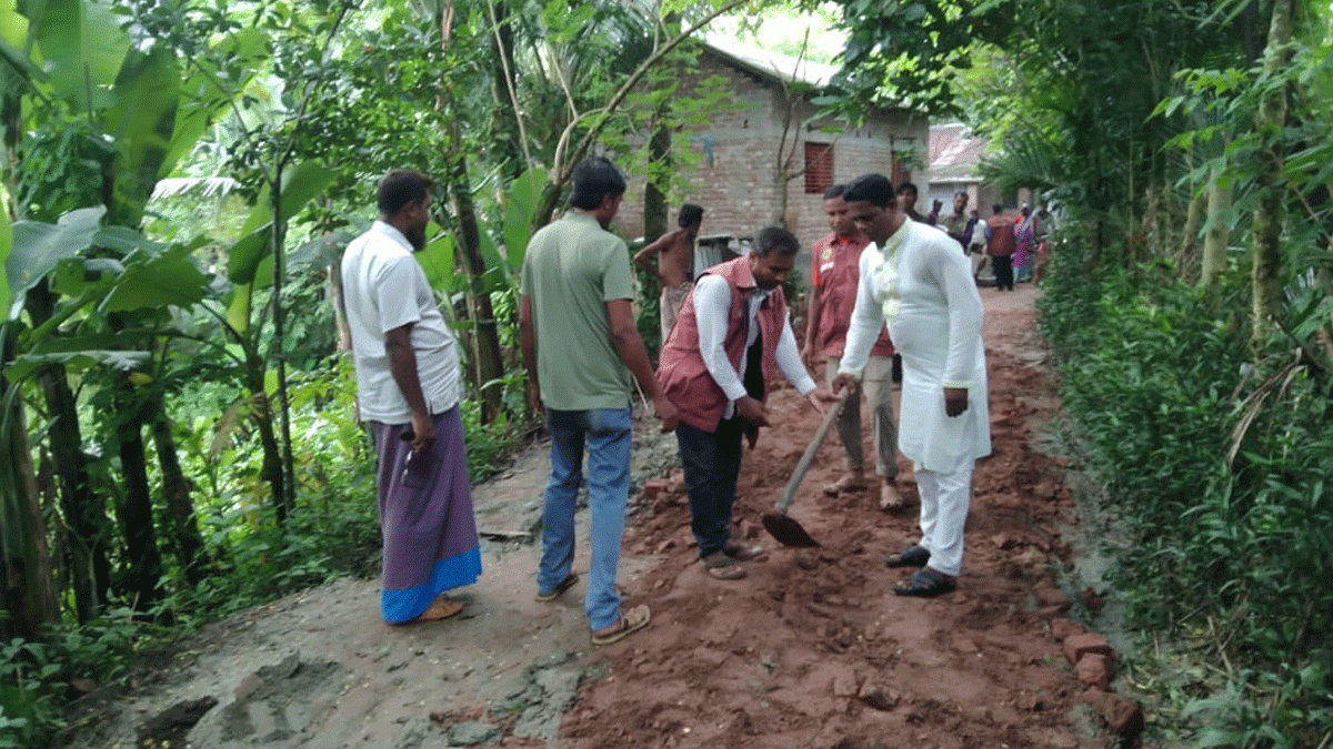 যশোরে আনসার-ভিডিপি সদস্যদের স্বেচ্ছাশ্রমে সড়ক সংস্কার