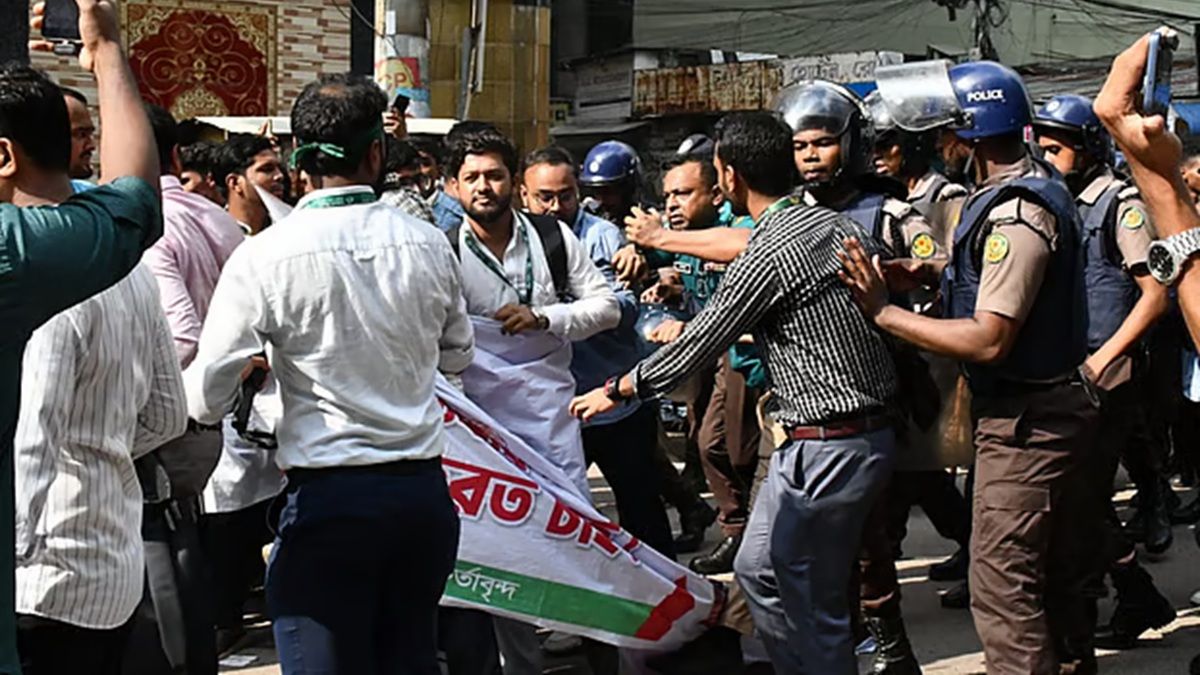 মতিঝিলে ইসলামী ব্যাংকের সামনে দুপক্ষের সংঘর্ষ, অনেকে আহত