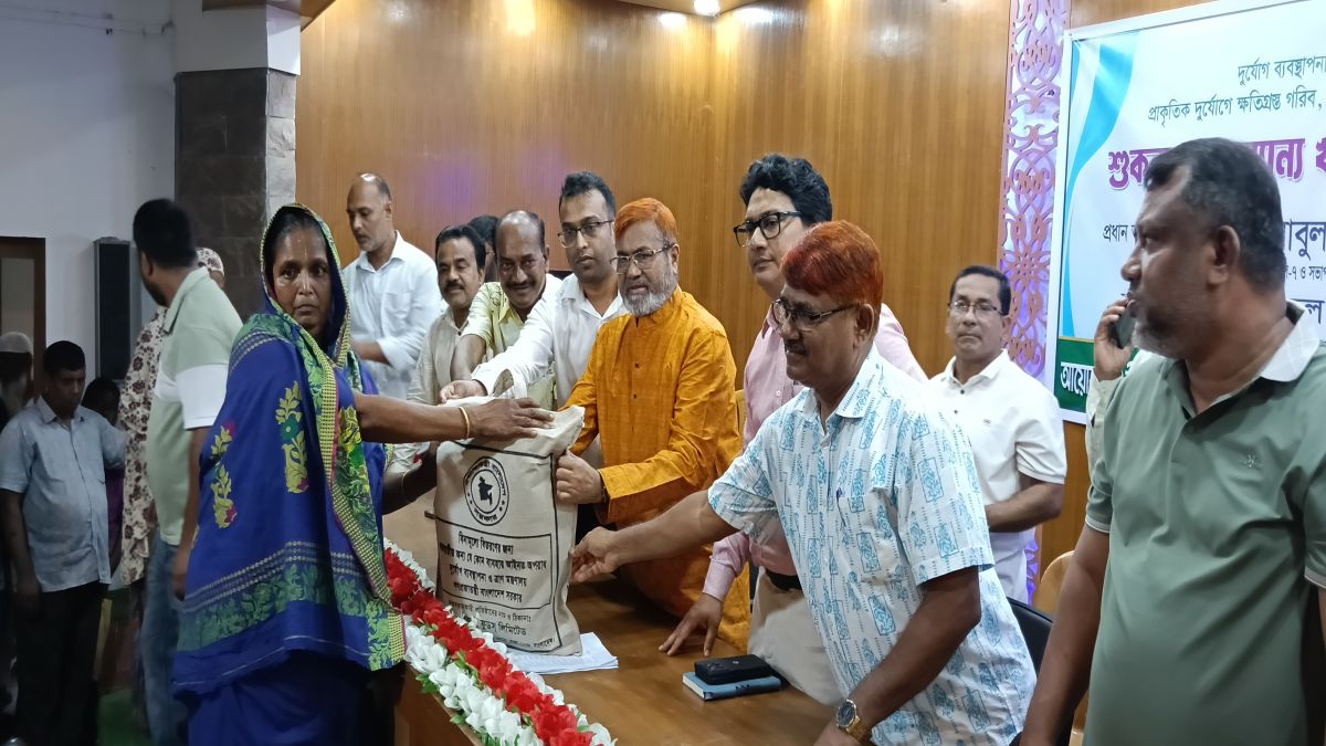মির্জাপুরে দুর্যোগে ক্ষতিগ্রস্তদের   মাঝে ত্রাণসামগ্রী বিতরণ