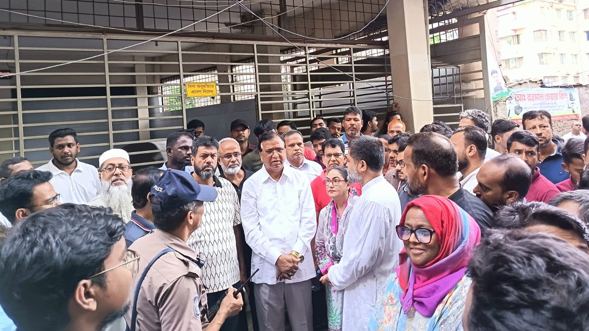 রাস্তা দখলমুক্ত ও ডেঙ্গু প্রতিরোধে ডিএসসিসির মোবাইল কোর্ট অভিযান