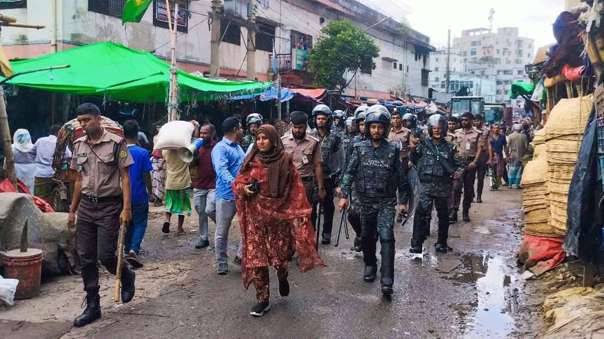আইনশৃঙ্খলা রক্ষায় আনসার ব্যাটালিয়নের সদস্যরা