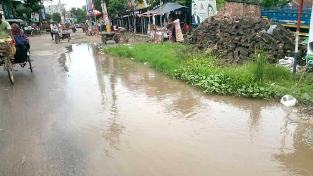 চাটমোহর পৌরসভার সড়কে   জলাবদ্ধতায় জনদুর্ভোগ