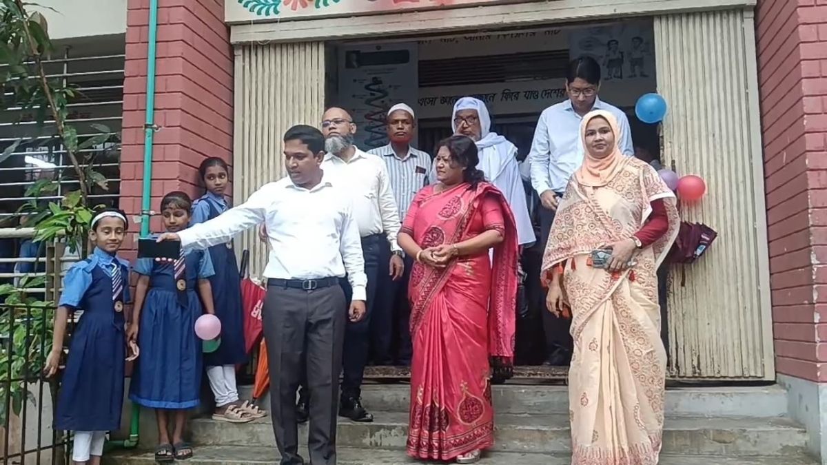 মাদারীপুরে ডেঙ্গু প্রতিরোধে     পরিচ্ছন্নতা অভিযান