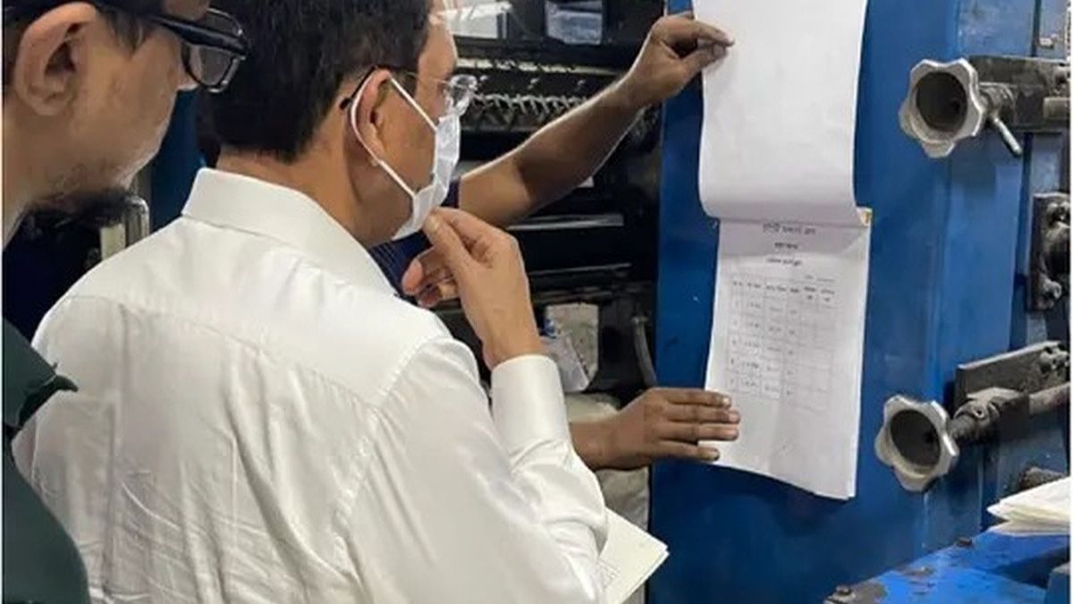 মাঝরাতে হঠাৎ ছাপাখানায় শিক্ষামন্ত্রী, যাচাই করলেন বইয়ের মান