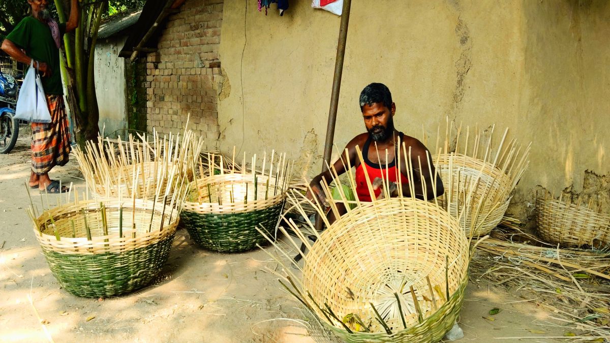 নাচোলে আধুনিকায়নের ভিড়ে   বিলুপ্তির পথে কুটিরশিল্প
