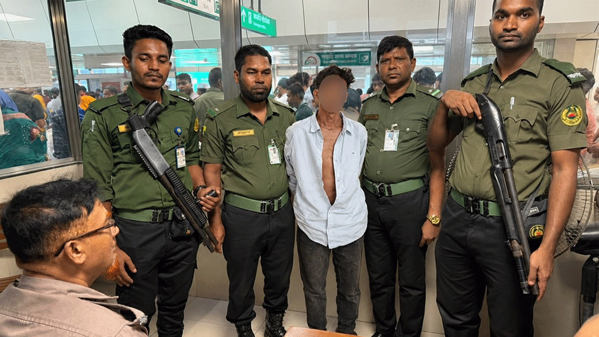 আনসারের অভিযানে মতিঝিল মেট্রোরেল স্টেশনে অস্ত্রসহ ছিনতাইকারী আটক