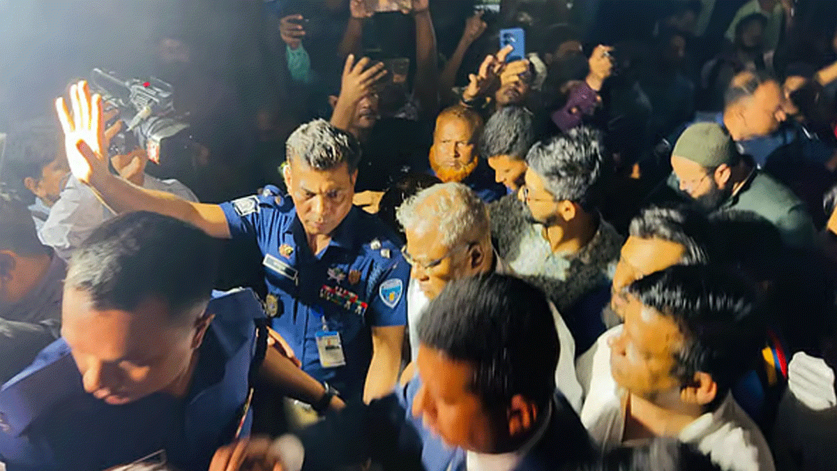 ৩০ ঘণ্টা অবরুদ্ধ চুয়েট ভিসিকে উদ্ধার করলেন ডিসি ও এসপি