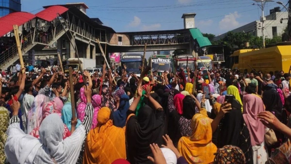 উত্তরায় আজও সড়ক অবরোধ পোশাকশ্রমিকদের, তীব্র যানজট